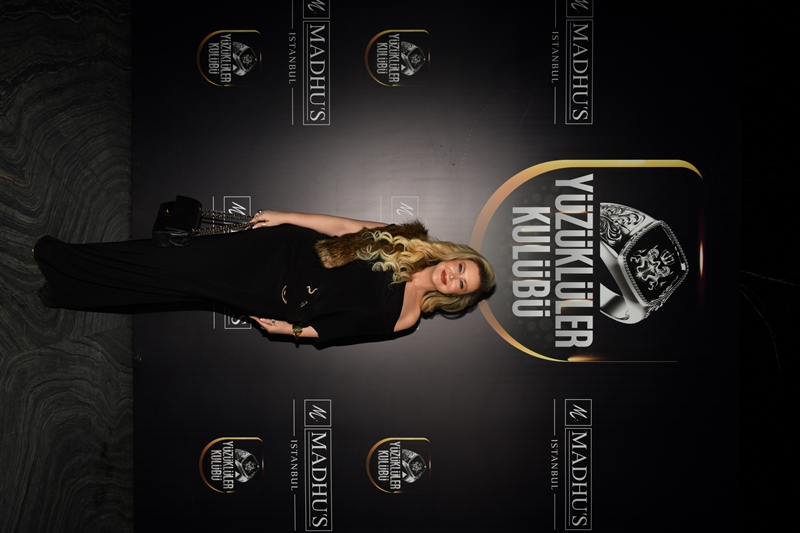 Yüzüklüler Kulübü : �� Ve Cemiyet Dünyas�n�n Seçkin �simlerini Madhu�s�un E�siz Ambiyans�nda Bulu�turdu